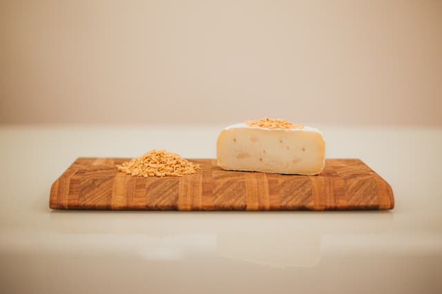 Queijo Maturado com Alho Frito