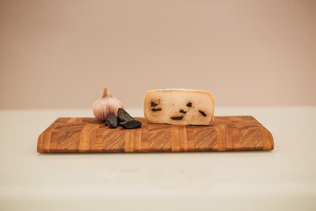 Queijo Maturado com Alho Negro